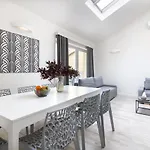 מלון דירות Kinsky Garden And By Dwellfort 4*