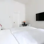Kinsky Garden And By Dwellfort Apartahotel 4*