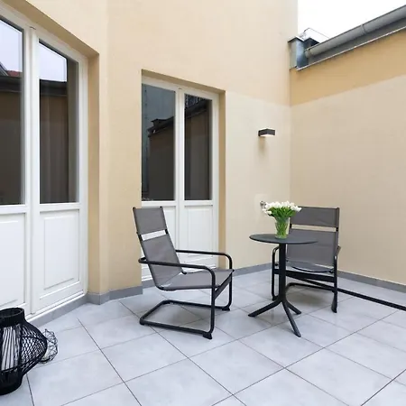 Kinsky Garden And By Dwellfort Apartmanhotel Prága