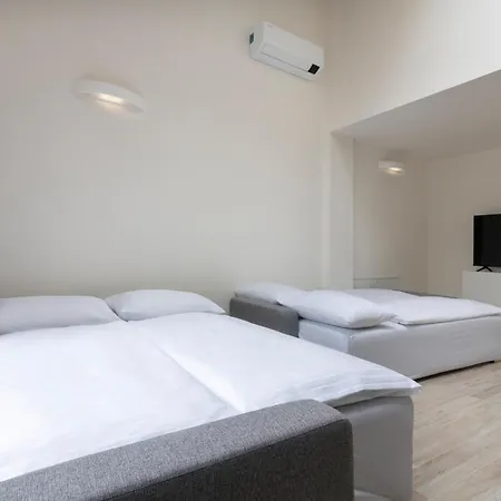 Апарт-отель Kinsky Garden And By Dwellfort 4*
