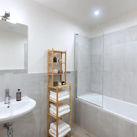 Kinsky Garden And By Dwellfort Apartahotel 4*