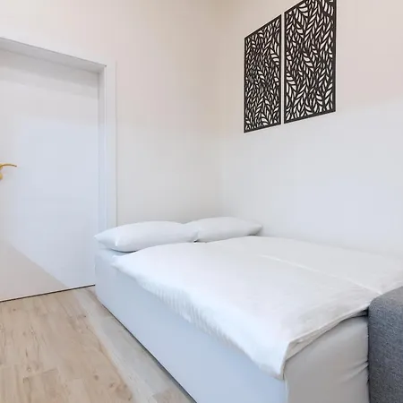 Апарт-отель Kinsky Garden And By Dwellfort 4*